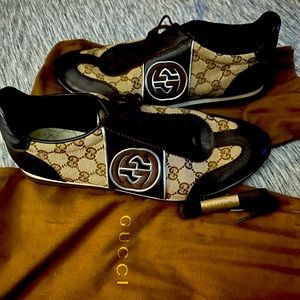 10.5 GUCCI SHOES WITH DUST BAGS AN EXTRA LACES GREAT CONDITION
